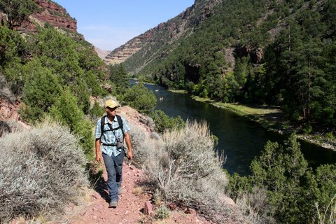 hiker-canyon